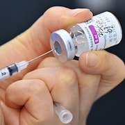  Une infirmière prépare une injection du vaccin AstraZeneca.