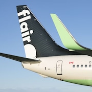 Un avion avec le logo de Flair.