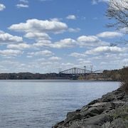 Le fleuve Saint-Laurent près du Pont de Québec. 