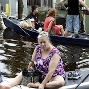 Les résidents du Twin City Mobile Home Park, une communauté de maisons préfabriquées dans une zone d'inondation, naviguent à travers le quartier dans les hautes eaux, mercredi 30 août 2023, à St. Petersburg, Floride. 