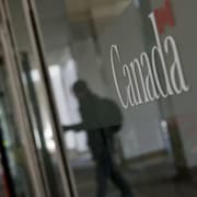 Un homme entre dans un &eacute;difice f&eacute;d&eacute;ral.