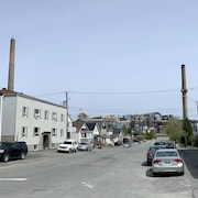 Les cheminées de la Fonderie Horne vues d'une rue à Rouyn-Noranda.