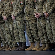 Des militaires en rang.