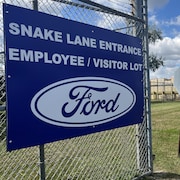 Enseigne de Ford à l'entrée à l'usine de Windsor.