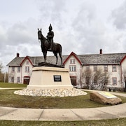 Statue du Colonel McLeod sur un cheval devant le bâtiment de Fort Calgary