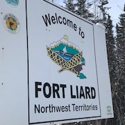 Un panneau extérieur indique la bienvenue à Fort Liard dans les Territoires du Nord-Ouest