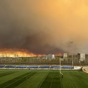 Un ciel menaçant près d'un terrain de football.
