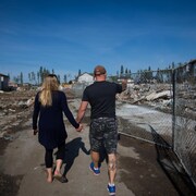 Des résidents de Fort McMurray reviennent chez eux après la catastrophe de mai 2016.