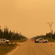 Un barrage routier sur fond de fumée dans l'air qui rend le paysage sépia.