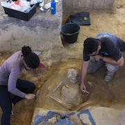 Des archéologues au travail. 