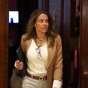 France-&Eacute;laine Duranceau marche dans un corridor de l'Assembl&eacute;e nationale.