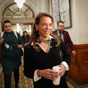 La ministre de l'Habitation, France-Élaine Duranceau, dans les corridors de l'Assemblée nationale du Québec. 