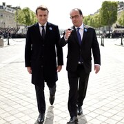 Emmanuel Macron a assisté à la commémoration du 8 mai 1945 aux côtés du président sortant, François Hollande, sur l'avenue des Champs-Élysées.
