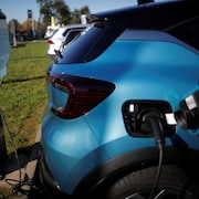 Une voiture Renault Captur hybride branchée à une borne de recharge à Les Sorinières près de Nantes en France le 23 octobre 2020.