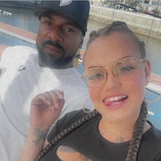 Le couple pose pour une photo Facebook.