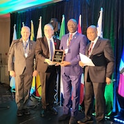 Francis Kasongo a reçu le pPrix du Pilier collégial francophone du Réseau des cégeps et collèges francophones du Canada (RCCFC) durant le banquet organisé mercredi à Montréal dans le cadre du congrès national du RCCFC. 