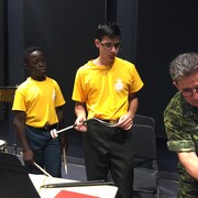 Le directeur musical des Voltigeurs de Québec François Dorion en compagnie de cadets qui participent au camp musical.