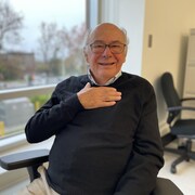 François Gagnon pose pour la caméra, il a la main sur sa poitrine.