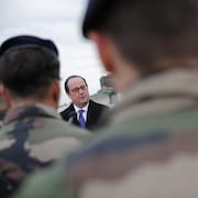 Le président français François Hollande, entouré de soldats, lors de son passage en Irak