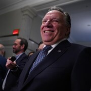 François Legault en mêlée de presse.