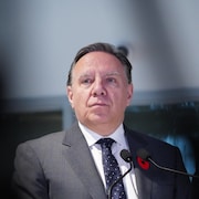 François Legault portant le coquelicot.