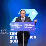François Legault prononçant un discours.