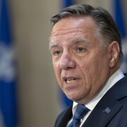 Le premier ministre du Québec, François Legault, portant une épinglette du fleurdelisé.