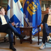 François Legault discute avec Bruno Marchand lors d'une rencontre à l'hôtel de ville de Québec le 24 septembre.