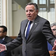 François Legault debout en Chambre.