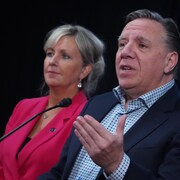 François Legault flanqué de la ministre des affaires municipales Andrée Laforest