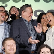 François Legault est entouré de jeunes membres de la Commission de la relève de la Coalition avenir Québec.