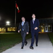 François Legault et Justin Trudeau marchent côte à côte juste avant de prendre l'avion  à l'aéroport d'Ottawa.
