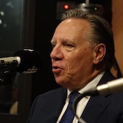François Legault dans un studio radio
