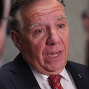 François Legault répond aux questions des journalistes.