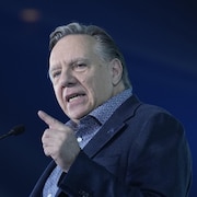 Fran&ccedil;ois Legault parle dans un micro.