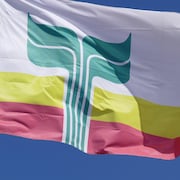 Un drapeau franco-manitobain devant le bureau municipal à La Broquerie, au Manitoba, en avril 2023