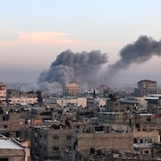 De la fumée s'échappe au-dessus de Rafah.