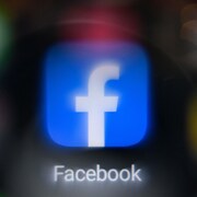 L'icône de l'application Facebook sur iOS.