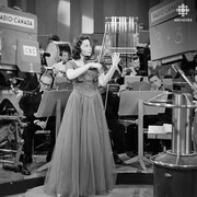 Deux caméras filment la violoniste Fredell Lack et les musiciens de l'Orchestre de Radio-Canada.