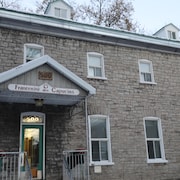 Un bâtiment de pierre appartenant aux Frères capucins de Québec.