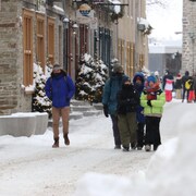 Des touristes sont frigorifiés dans le Vieux-Québec.