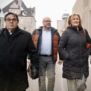 François Enault, Robert Comeau, Magali Picard et Éric Gingras marchent dans une rue de Québec.