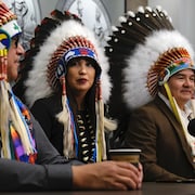 Le chef Bobby Cameron, la troisième vice-cheffe Aly Bear et le deuxième vice-chef David Pratt, de la Fédération des nations autochtones souveraines de la Saskatchewan.