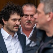 Portrait de Bankman-Fried quittant le tribunal fédéral de Manhattan.