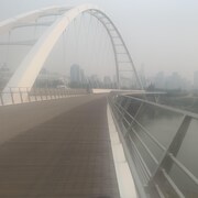 Le pont Walterdale dans un brouillard de fumée