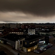 La fumée des feux de forêt canadiens apparaît sous la forme d'un nuage sombre au-dessus de Nuuk, au Groenland, le 25 septembre 2023, sur cette capture d'écran tirée d'une vidéo sur les réseaux sociaux. 