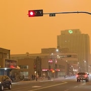 le centre-ville de Yellowknife sous un brouillard orange