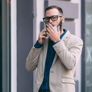 Un fumeur qui porte un masque.