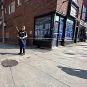 Une policière devant la boutique de champignons magiques.