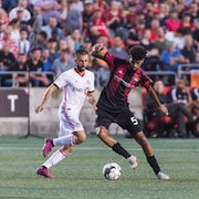 Deux joueurs de soccer tentent de s'emparer du ballon